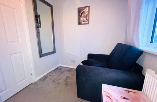 Harlow House | UK Spacious accommodation for up to five guests in a single home.