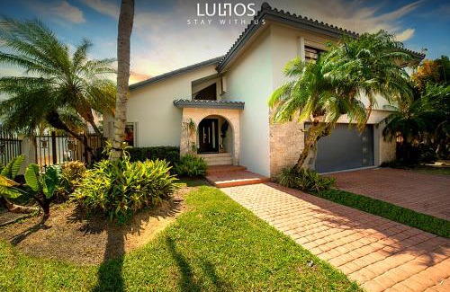 Kendale Lakes House | Ultimate Beach Villa Pool, Games & Pedal Boats L12