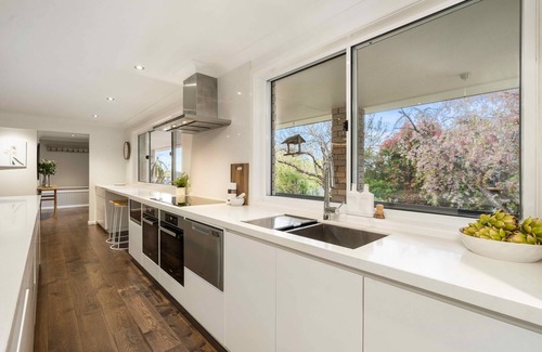 Calare House | Ultimate Orange | 17 ppl | Central | Perfect for multiple families | Pool!