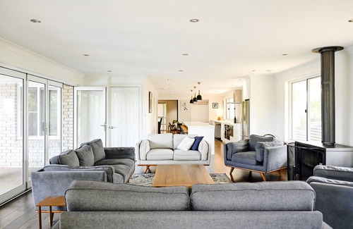 Calare House | Ultimate Orange | 17 ppl | Central | Perfect for multiple families | Pool!