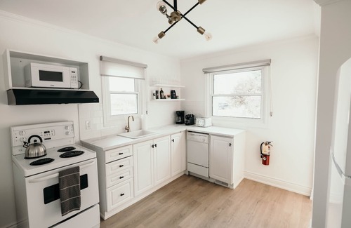 Niagara-on-the-Lake Cottage | Ultimate Wine Country Getaway - HOTTUB, Games Room, Netflix