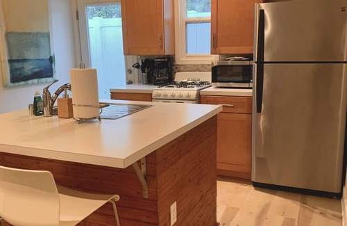 Sherman Oaks House | Ultra Contemporary Guest Suite located in the heart of Sherman Oaks