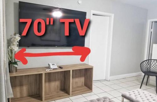 Hollywood Apartment | Ultra Glam Apartment 6 Miles From Hard Rock Stadium and Casino
