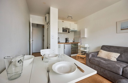 Saint-Regnobert-de-la-Cote-de-Nacre Apartment | Un Balcon sur la Mer - Appt à 30m de la plage