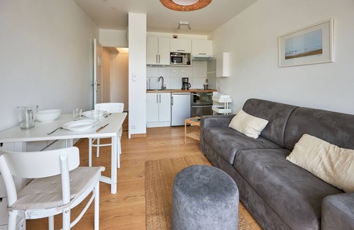 Saint-Regnobert-de-la-Cote-de-Nacre Apartment | Un Balcon sur la Mer - Appt à 30m de la plage