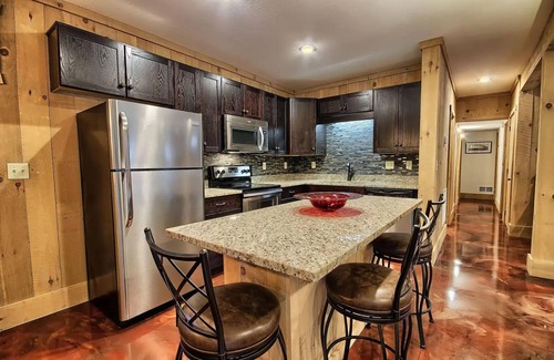 Rockbridge Cabin | Unique 2 Structure Cabin - Hot Tub-Pool Table-Foosball - Heart of Hocking Hills
