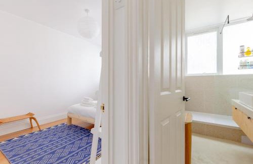 Hoxton Apartment | Unique 3BD Flat in Hoxton with Private Garden