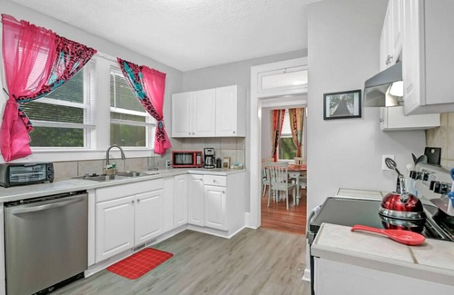 Eau Claire House | Unique 3BR | Sleeps 6 | Close to Everything!