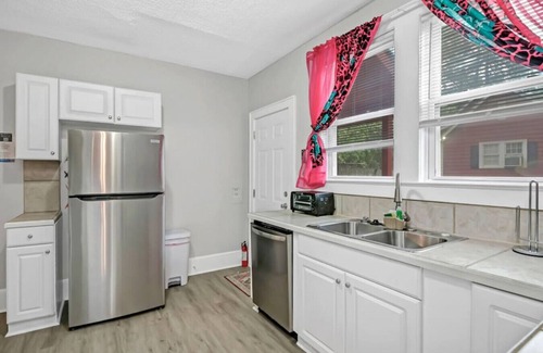 Eau Claire House | Unique 3BR | Sleeps 6 | Close to Everything!