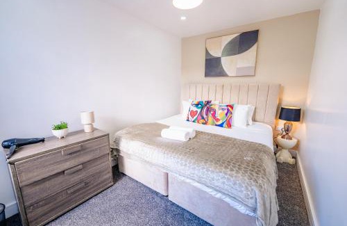 Roath House | Unique and Bright 6 Bedrooms Home Retreat - Fast WiFi - Close to Amenities