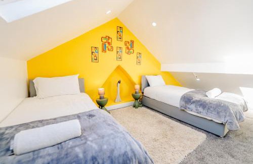 Roath House | Unique and Bright 6 Bedrooms Home Retreat - Fast WiFi - Close to Amenities