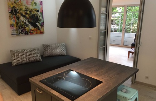 Fontaine-de-Vaucluse Apartment | Unique apartment by the water