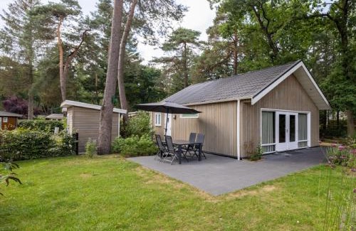 Bosgebied Hoenderloo House | Unique Chalet by the Pond, cleaning included