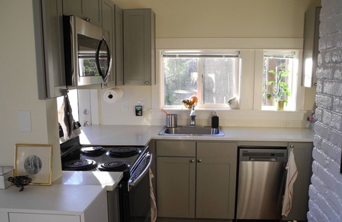 Portland Heights Apartment | Unique, modern 2-level 1BR+Office or 2BR, w/fireplace, mtn views, near downtown