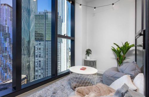 Carlton South Apartment | Unique & Spacious Retreat - Cozy Balcony City View