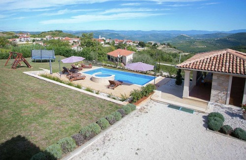 Vizinada Cottage | Unique Villa for up to 8 persons, with pool, jacuzzi and beautiful garden