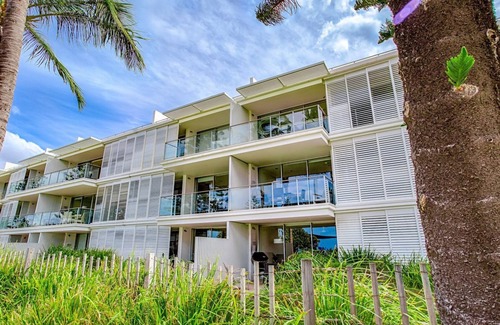 Rainbow Beach Apartment | Unit 101 Plantation Resort - Rainbow Beach. Plantation Resort. Second Floor. Aircon. Pool. Spa.Wifi