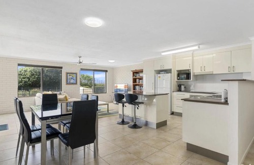 Woorim Apartment | Unit Opposite Beach Pool