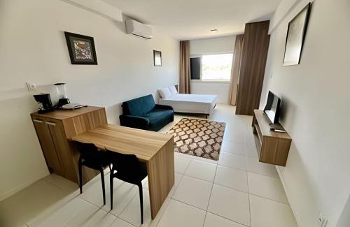 Armacao Apartment | UNU Studio Armação; Frente/Vista mar, piscina e +