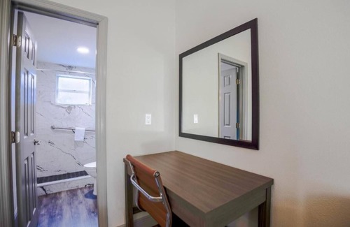 Le Barons Of Titusville Hotel | Unwind In Relaxing Room Near American Space Museum With Parking