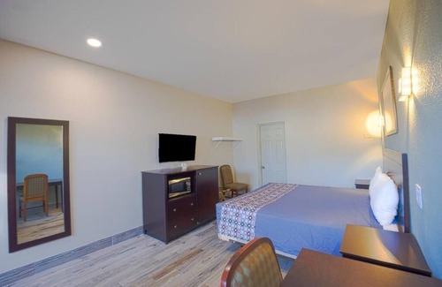 Le Barons Of Titusville Hotel | Unwind In Relaxing Room Near American Space Museum With Parking