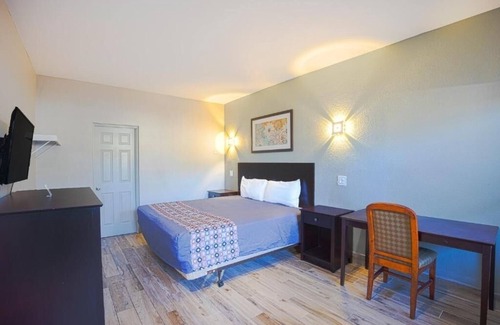 Le Barons Of Titusville Hotel | Unwind In Relaxing Room Near American Space Museum With Parking