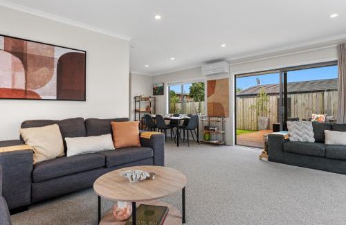 Papamoa Beach House | Unwind Papamoa Beach - Papamoa Holiday Home