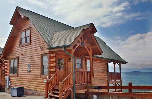 Sevierville Cabin | Up Up Away - Two Bedroom Cabin