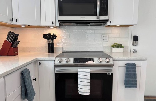 Ocean Breeze Circle House | Updated 2-bedroom house in lovely Ormond Beach stocked with amenities
