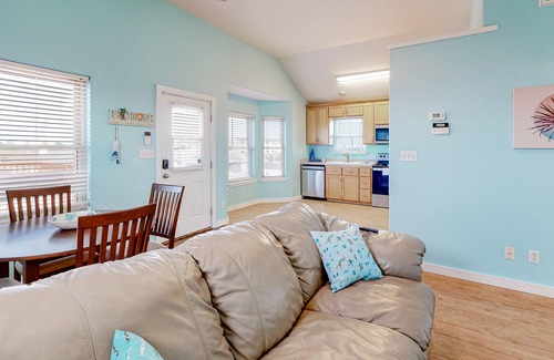 Corpus Christi House | Updated dog-friendly home with a large balcony, enclosed yard, W/D, & AC