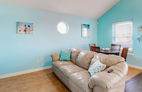 Corpus Christi House | Updated dog-friendly home with a large balcony, enclosed yard, W/D, & AC
