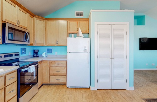 Corpus Christi House | Updated dog-friendly home with a large balcony, enclosed yard, W/D, & AC