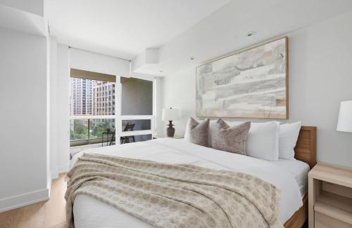 Fort York Apartment | Upscale 2BR Condo Downtown TO Gem w Parking