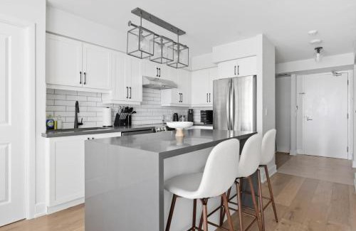 Fort York Apartment | Upscale 2BR Condo Downtown TO Gem w Parking