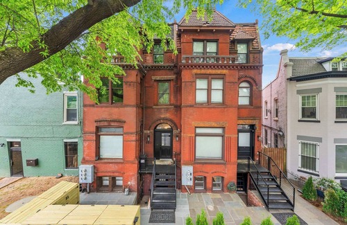 Shaw Apartment | Upscale 5BR DC Townhome + Private Outdoor Patio