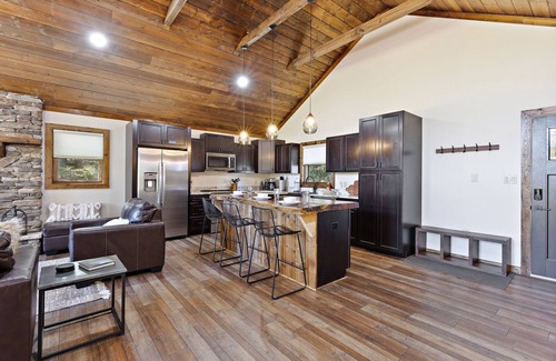 Seven Devils Cabin | Upscale Mountain Cabin w/Living Room Views