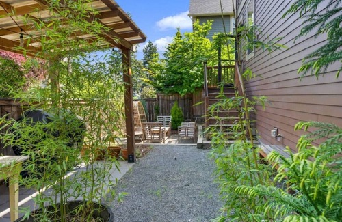 Concordia Apartment | Urban NE PDX 3bd home + bonus room, fenced yard & garage
