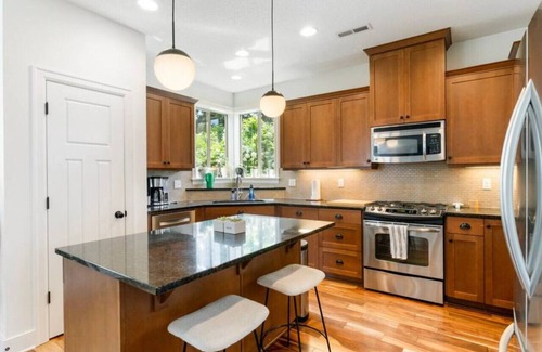 Concordia Apartment | Urban NE PDX 3bd home + bonus room, fenced yard & garage