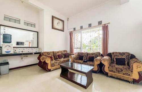 Oro Oro Ombo Hotel | Urbanview Golden Barbie near Jawa Timur Park 2