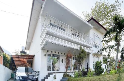Oro Oro Ombo Hotel | Urbanview Golden Barbie near Jawa Timur Park 2