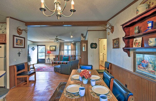 Utopia House | Utopia Family Home w/Mountain Viewing Deck!