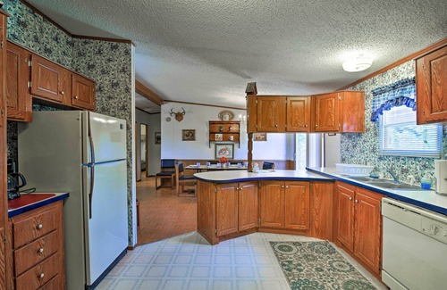 Utopia House | Utopia Family Home w/Mountain Viewing Deck!