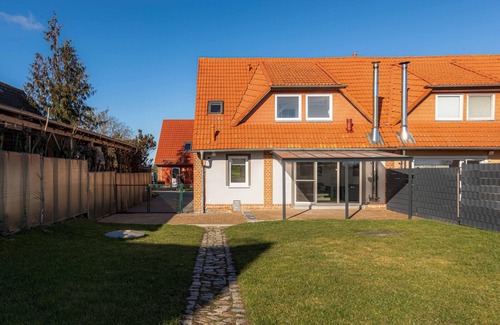 Muritz House | Vacation home with fireplace, covered terrace and garden