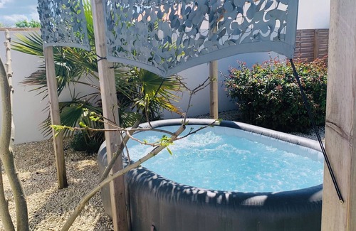 Echillais House | Vacation home with Jacuzzi near the Transbordeur