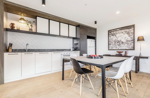 Abbotsford Condo | VAQUAY Belladonna In Abbotsford | Yarra River Splendour In Urban Getaway