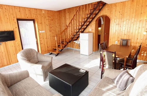 Balatonmariafurdo House | Varga Gardens I., vacation home near the beach with air conditioning and WLAN