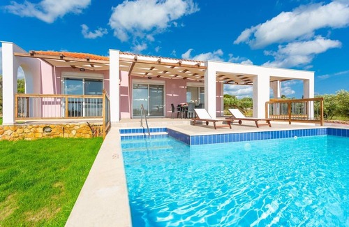 Paliki Villa | Vatsa Beach Villa: Large Private Pool, Walk to Beach, Sea Views, A/C, WiFi