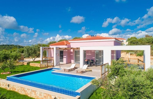 Paliki Villa | Vatsa Beach Villa: Large Private Pool, Walk to Beach, Sea Views, A/C, WiFi