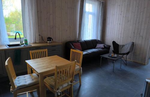 Jelgava Apartment | Ved flod nær slot og park i stille centrum