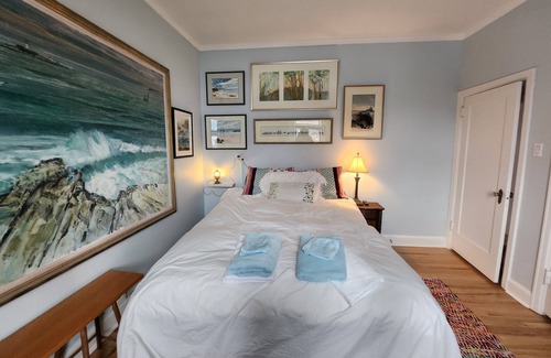 Sunnyside Apartment | VERY CHIC BASE FOR STAMPEDE, SUMMER MOUNTAIN ADVENTURES .NEED A WRITERS RETREAT?
